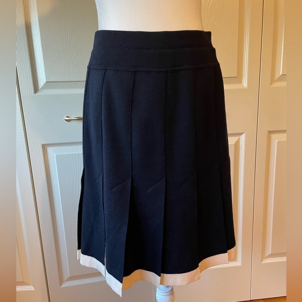 Escada Wool Pleated Skirt Black and Ivory size 6